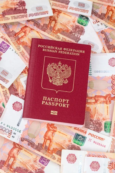 Pasaporte ruso para países extranjeros y 5000 rublos — Foto de Stock