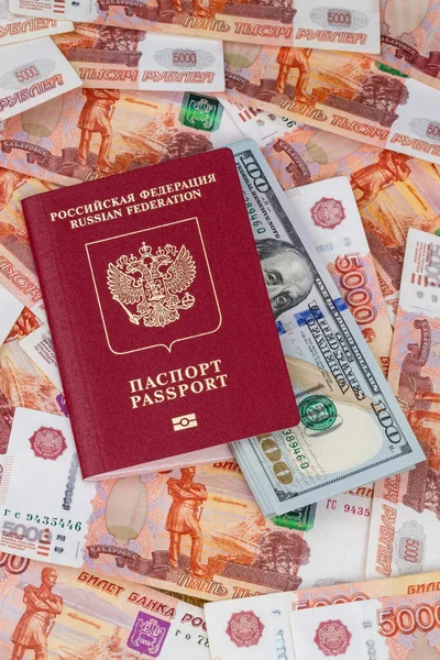 Pasaporte ruso con dólares y 5000 rublos — Foto de Stock