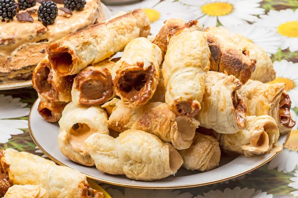 Gâteau fait maison avec crème anglaise — Photo