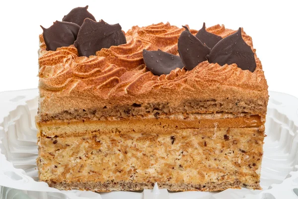 Capa una rebanada de pastel con nueces molidas — Foto de Stock
