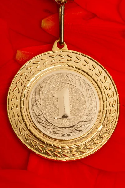 Medals on red petals — Stock Photo, Image