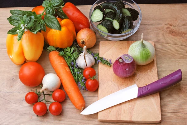 Faca de cozinha cerâmica e legumes para salada — Fotografia de Stock