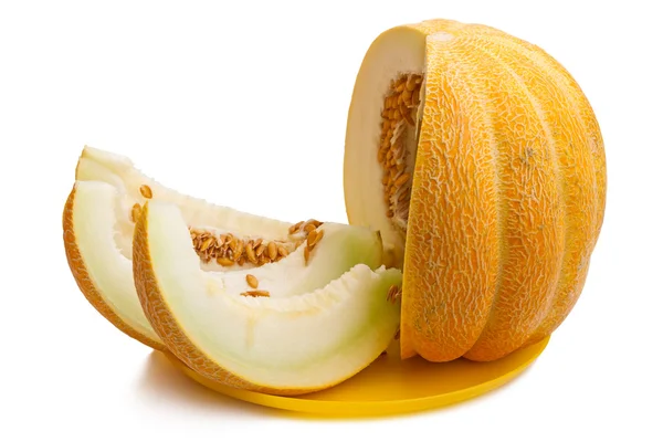 Fette di melone maturo su un piatto giallo — Foto Stock