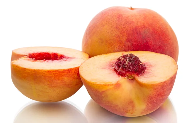 Saftiga persikor på vit — Stockfoto