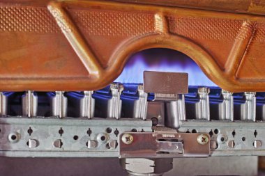 Mavi bir gaz kazanı alevleri