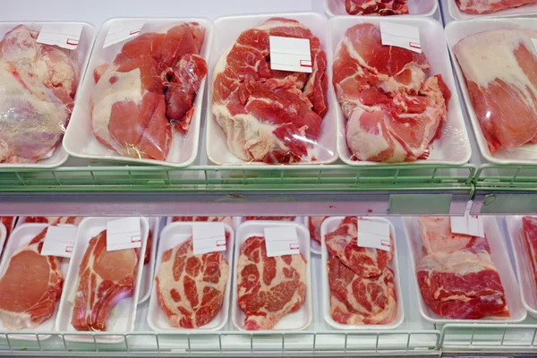 Süpermarket raflarında ambalajlı et