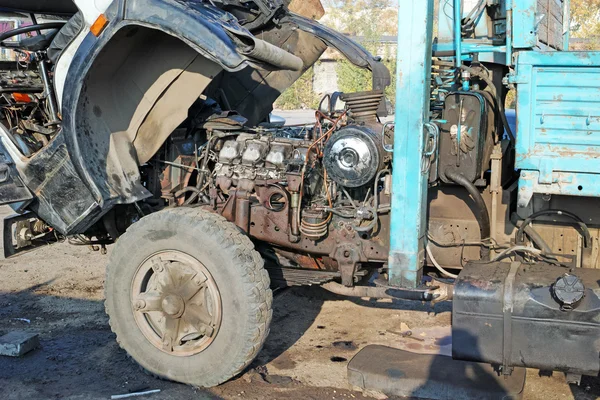 Reparasjon av en gammel bilmotor – stockfoto