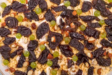 Kuru erik ve fındık ile sebze salatası