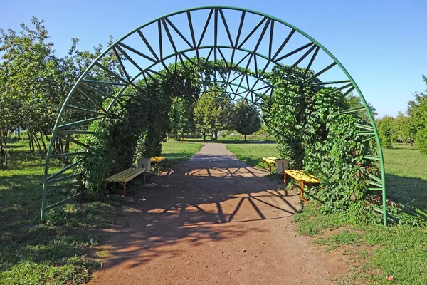 Arco de aço sobre o caminho — Fotografia de Stock