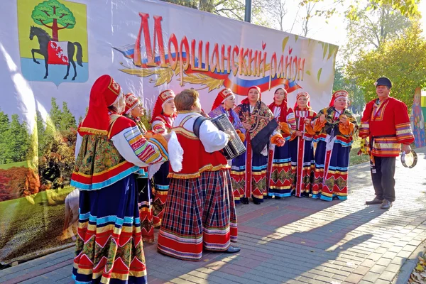 Banda popolare in costumi russi — Foto Stock