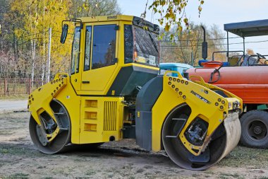 Ağır mafsallı kazanmasında Tandem Silindirler