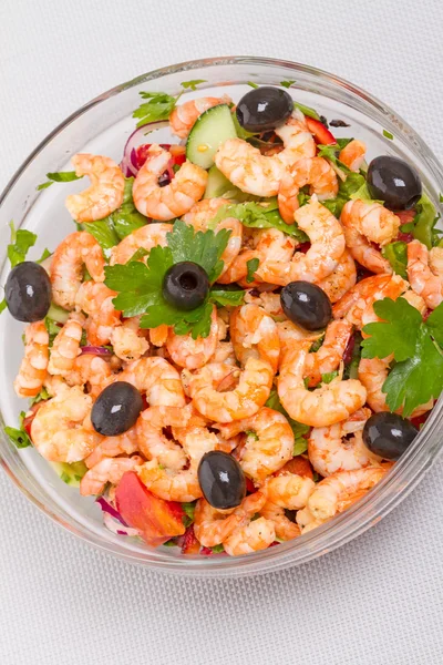 Ensalada de camarones con aceitunas vista superior — Foto de Stock