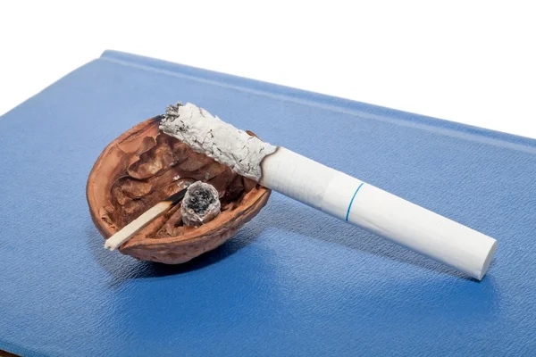 Временная пепельница с сигаретой — стоковое фото