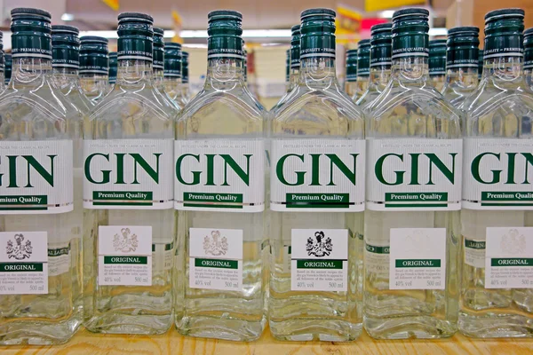 Fles gin in de supermarkt — Stockfoto