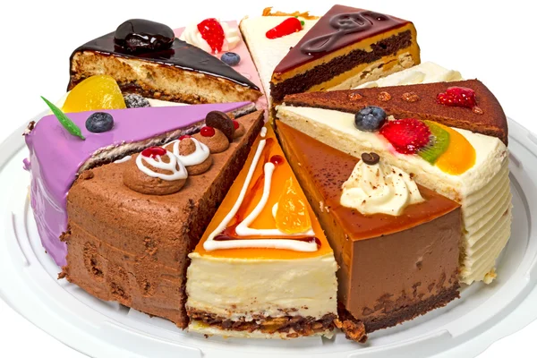 Разные кусочки торта на тарелке — стоковое фото