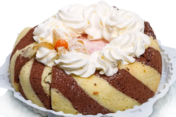 Smetana sušenky dort na bílém pozadí — Stock fotografie