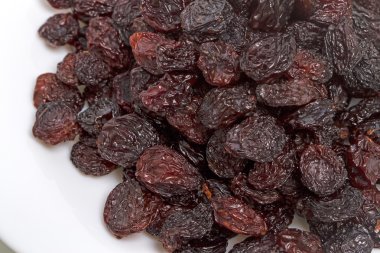 Beyaz tabakta kuru üzüm