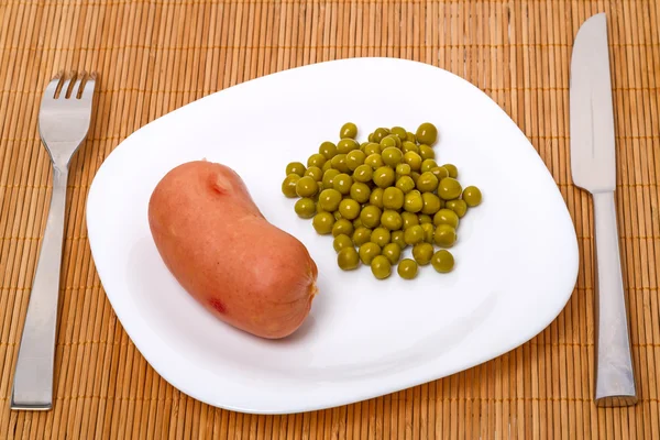 Salsiccia con piselli verdi — Foto Stock