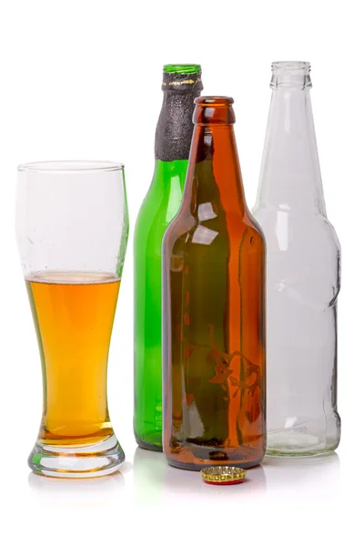 Открытые бутылки и пиво — стоковое фото
