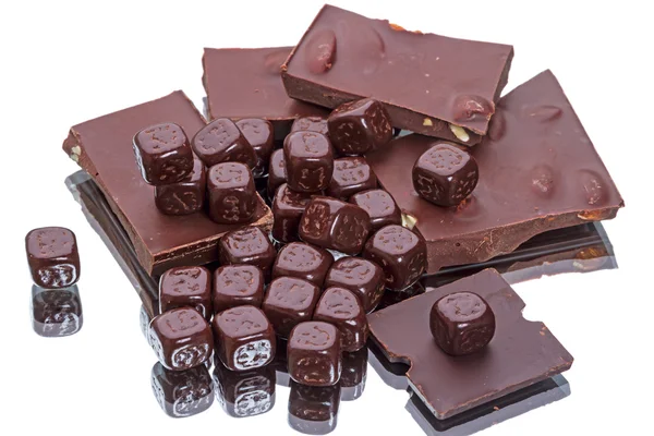 Scheiben und Würfel Schokolade — Stockfoto