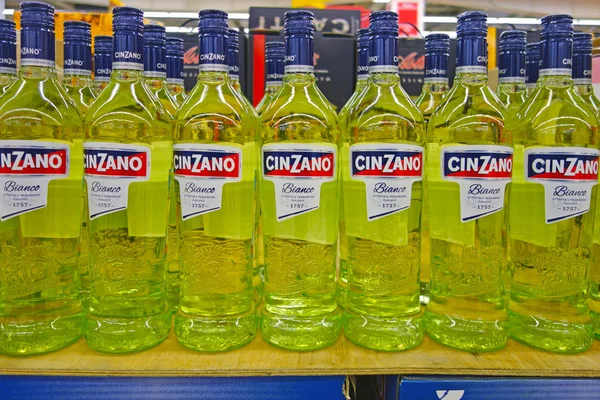 Бутылка CinZano в супермаркете — стоковое фото