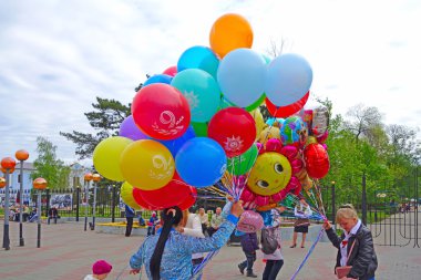 Balonlar iki kız vermek