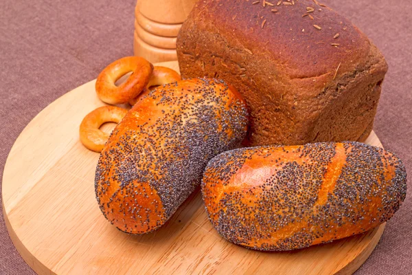 Produits de boulangerie sur une planche à découper — Photo