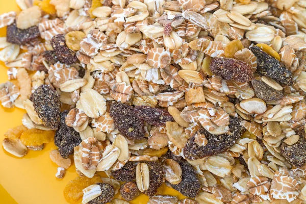 Muesli en una placa amarilla — Foto de Stock