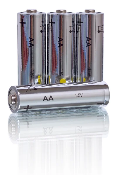 AA baterie na bílém pozadí — Stock fotografie