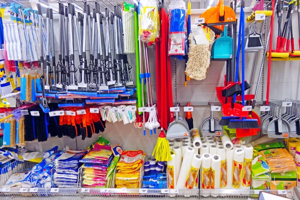 Verdeling van huishoudelijke goederen in winkel — Stockfoto