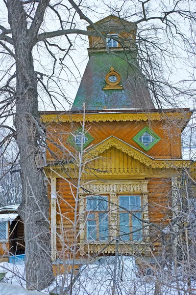 Casa velha com um sótão — Fotografia de Stock