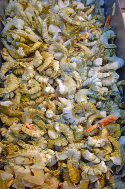 Dondurulmuş karides ile tepsi