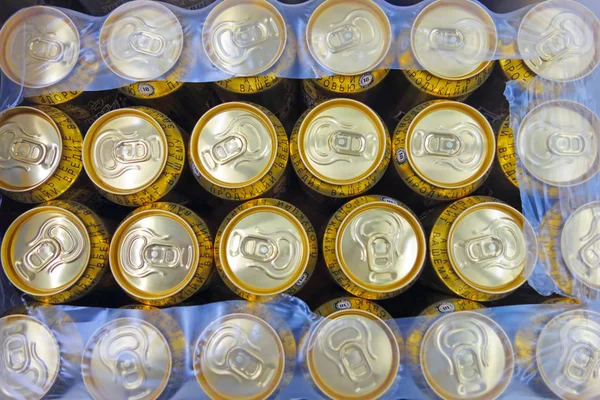 Pakowania piwa w puszkach — Zdjęcie stockowe
