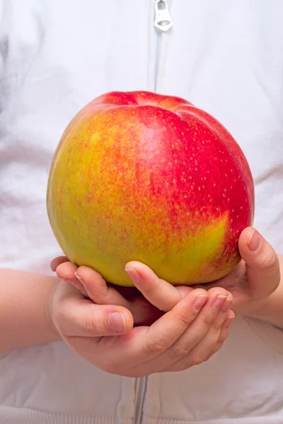 Kind mit einem großen Apfel — Stockfoto