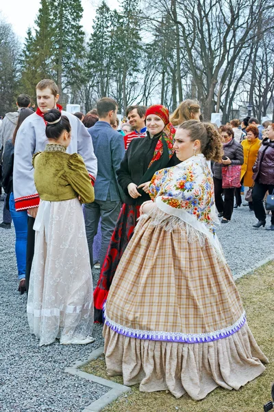 Ragazze e ragazzo in costumi storici — Foto Stock