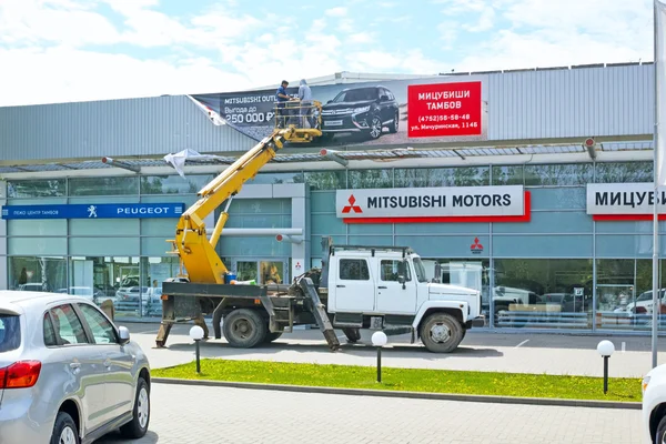 Forgalomba egy banner a Mitsubishi motors — Stock Fotó