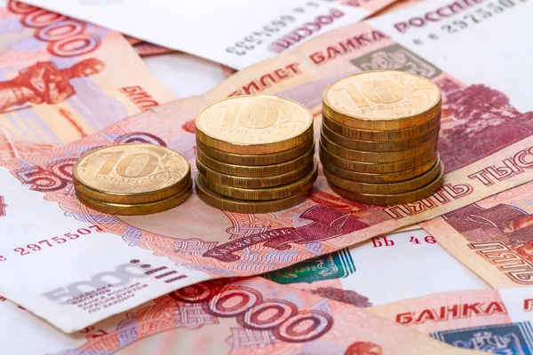 Русские бумажные деньги и монеты — стоковое фото