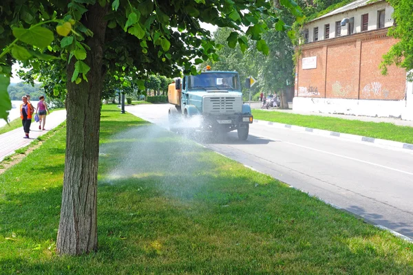 Machine is watering the lawn — Stock Photo, Image