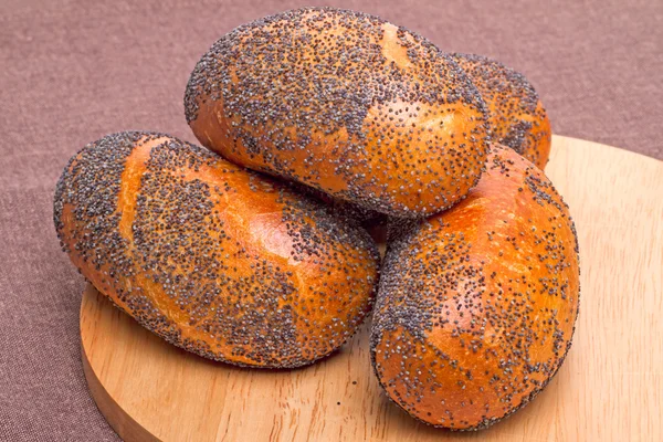 Pan con semillas de amapola en una tabla de cortar — Foto de Stock