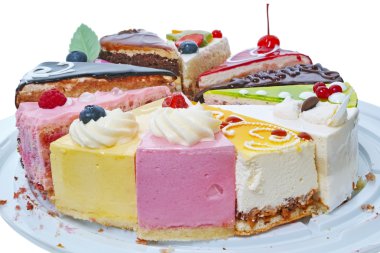 Beyaz bir tepside orijinal dilim kek