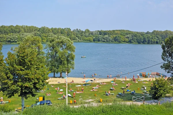 Маленький пляж на берегу реки — стоковое фото