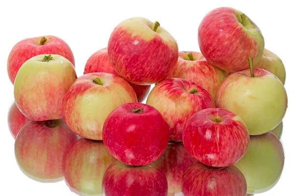 Куча спелых яблок — стоковое фото