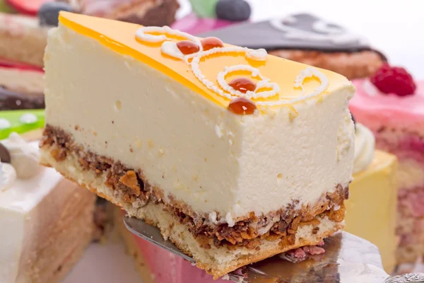 Pedazo de soufflé de pastel con nueces — Foto de Stock