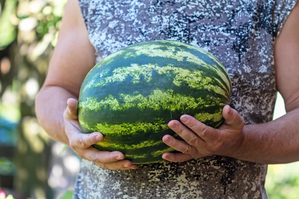 Man met watermeloen — Stockfoto