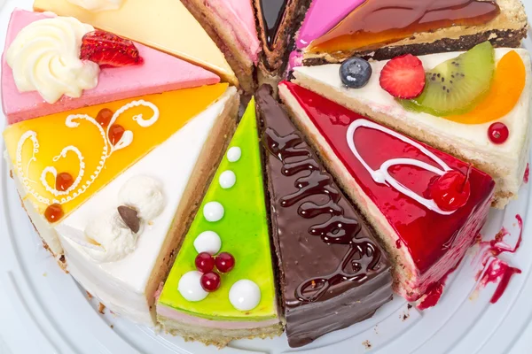 Hälfte der verschiedenen Kuchenstücke — Stockfoto