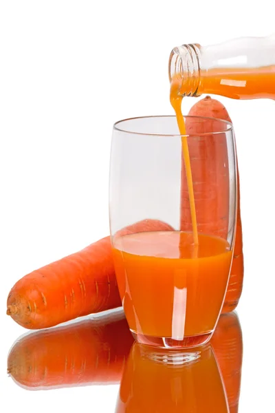 Succo di carota e carote fresche — Foto Stock