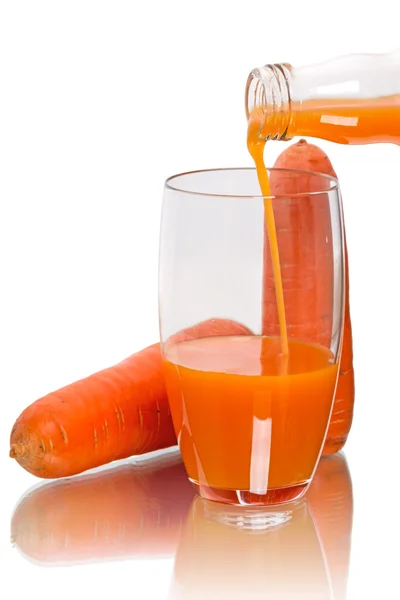 Succo di carota e carote fresche su bianco — Foto Stock