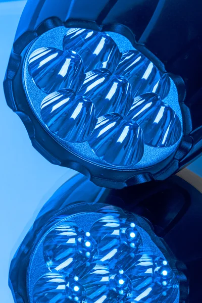Lampe de poche LED dans une lumière bleue — Photo