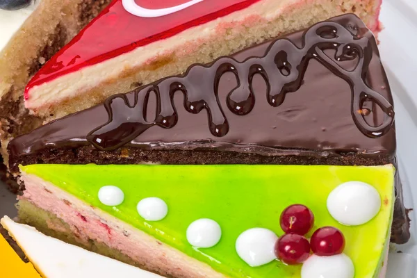 Various pieces of a large cake close-up — Stock Photo, Image