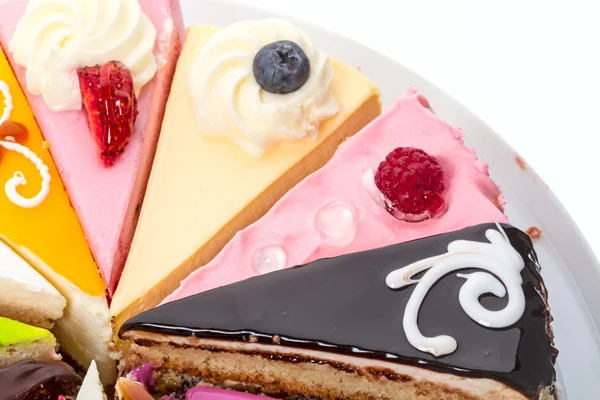 Verschillende stukken van een grote cake met vruchten — Stockfoto